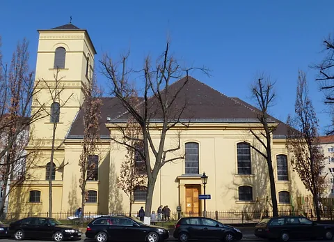 Blick auf die Luisenkirche von außen